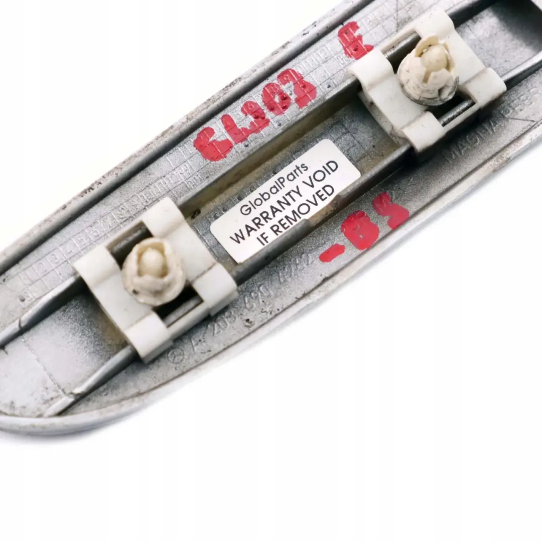 Parafango anteriore destro Striscia modanatura Argento brillante per Mercedes CL203 con numero di parte A2036904262 Mercedes CL203 Parafango anteriore destro Striscia modanatura Argento brillante - SKU A2036904262-BS - Numero di parte A2036904262