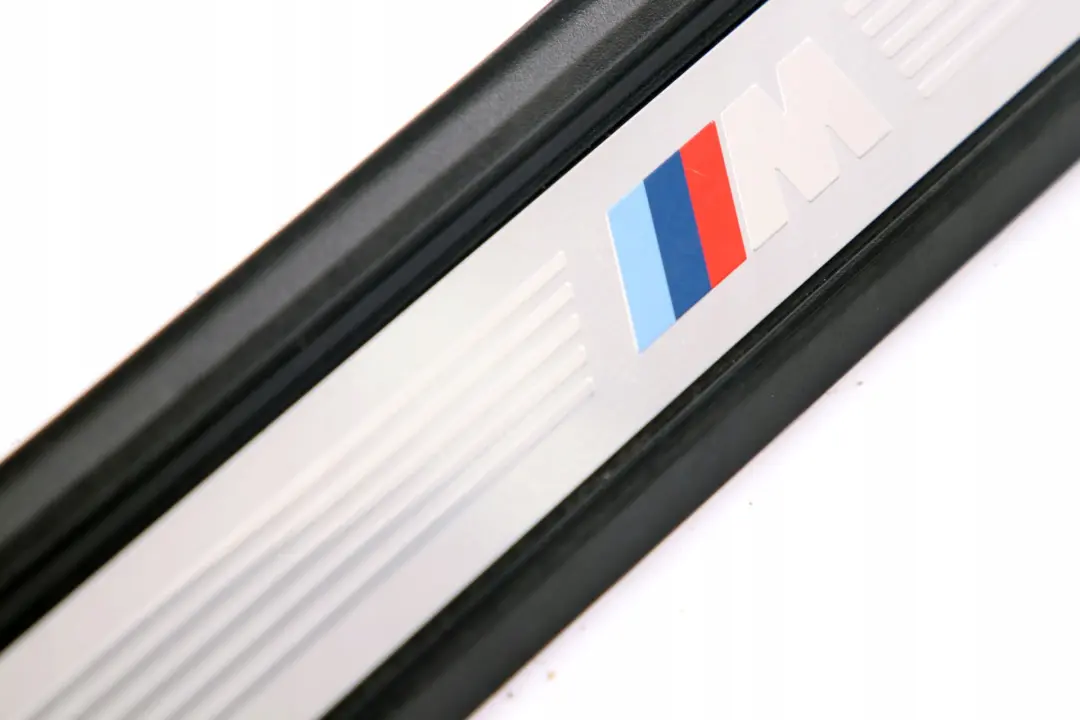 M-Sport Tapa Entrada Interior Negro para BMW F21 F22 LCI con número de pieza 8055499 BMW F21 F22 LCI M-Sport Tapa Entrada Interior Negro - SKU 8055499 - Número de pieza 8055499