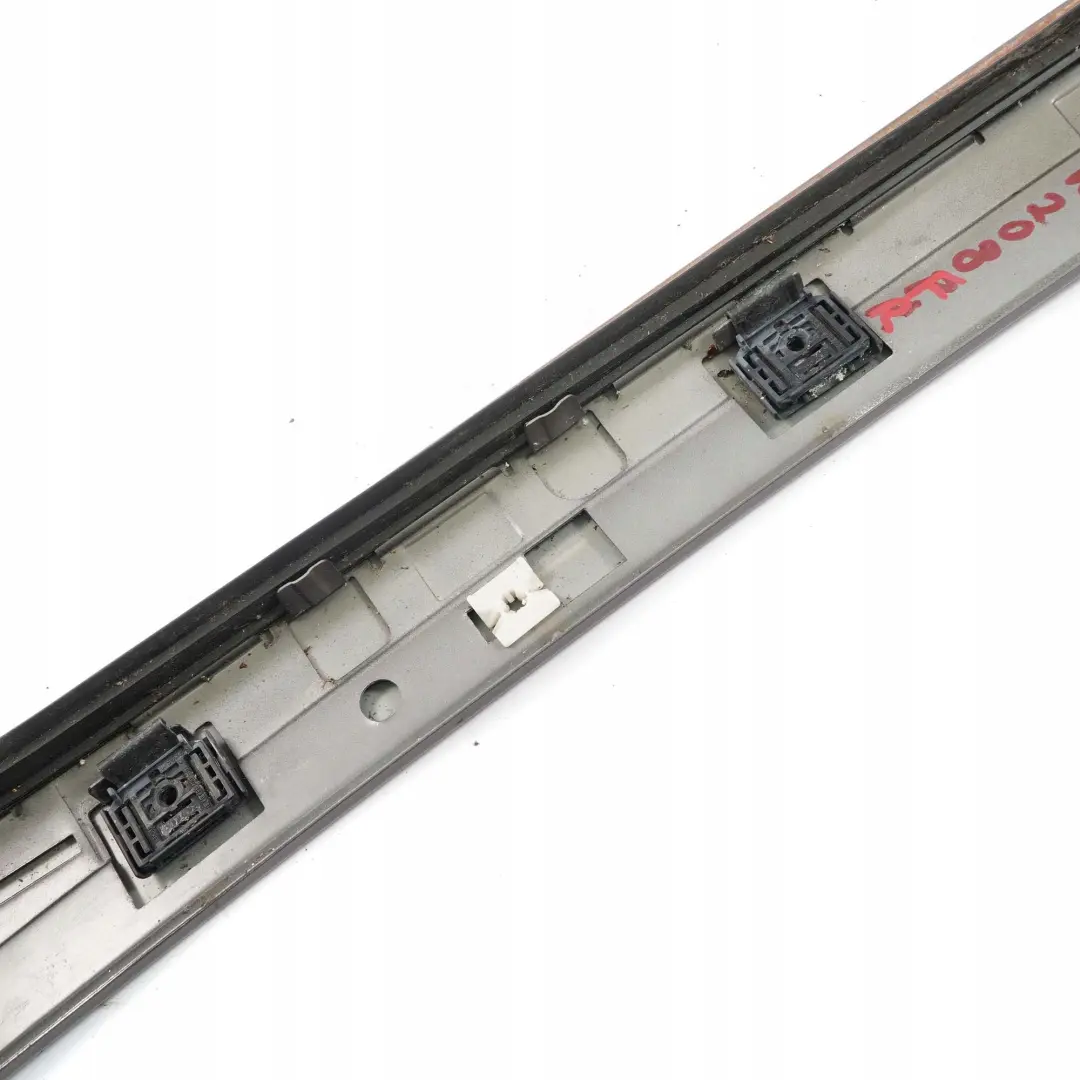 Striscia Rivestimento Esterno Montante Anteriore Destro Nero per Mercedes C208 con numero di parte A2086900487 Mercedes C208 Striscia Rivestimento Esterno Montante Anteriore Destro Nero - SKU A2086900487-ALB - Numero di parte A2086900487