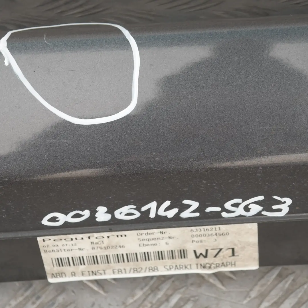 Listello Portiera Apertura Gonna Destra Frizzante per BMW E81 E82 E88 con numero di parte 51770036142 BMW E81 E82 E88 Listello Portiera Apertura Gonna Destra Frizzante - SKU 0036142-SG3 - Numero di parte 51770036142