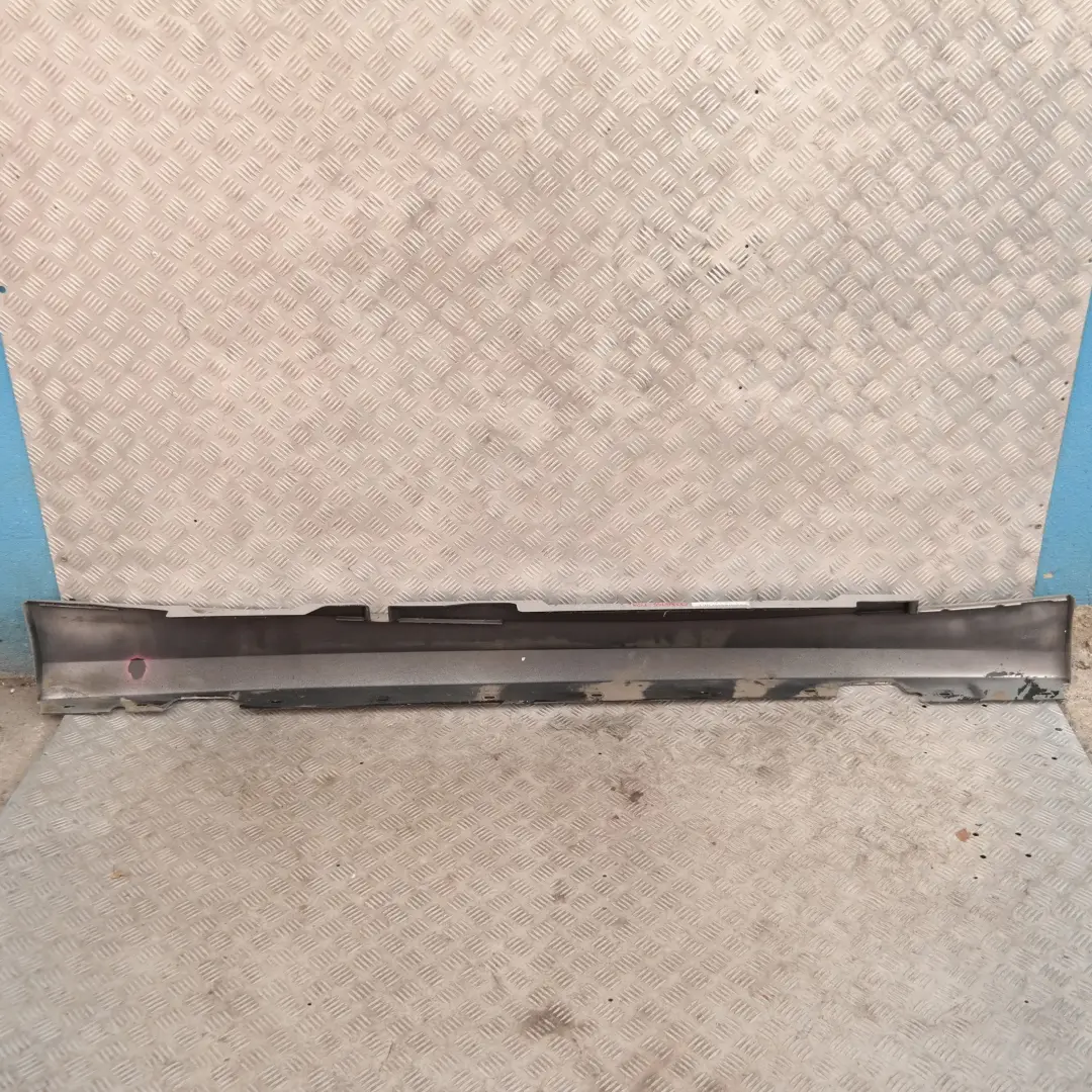 Faldón lateral izquierdo Titansilber Plata 354 para BMW E87 LCI con número de pieza 36145 BMW E87 LCI Faldón lateral izquierdo Titansilber Plata 354 - SKU 0036145-TS9 - Número de pieza 36145