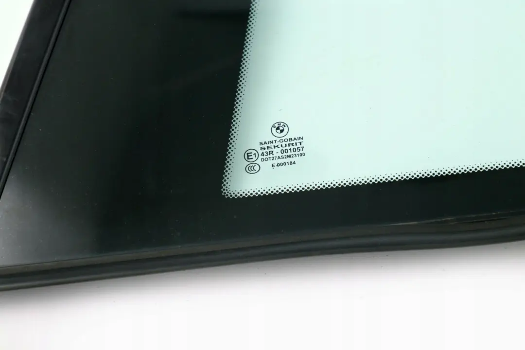 Vetro laterale AS2 posteriore sinistro per BMW E82 con numero di parte 2996095 BMW E82 Vetro laterale AS2 posteriore sinistro - SKU 2996095 - Numero di parte 2996095