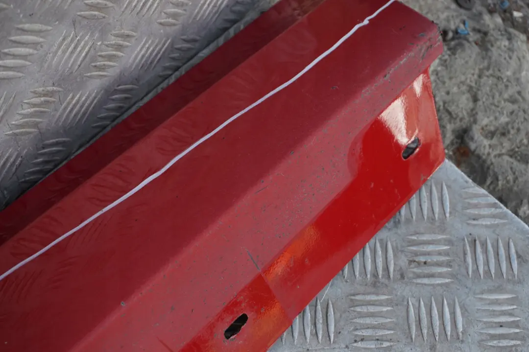 Sill Strip Faldon Lateral Derecho Karmesinrot Rojo Carmesi para BMW E90 E91 LCI con número de pieza 0037060 BMW E90 E91 LCI Sill Strip Faldon Lateral Derecho Karmesinrot Rojo Carmesi - SKU 0037060-KAR - Número de pieza 0037060