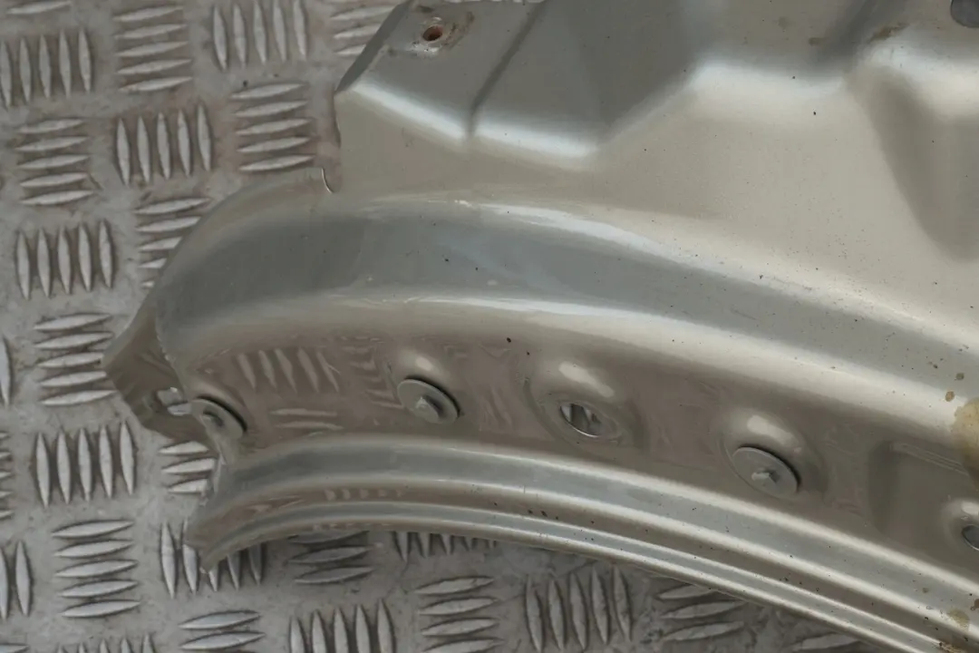 Błotnik lewy Sparkling Silver do MINI Cooper R56 R57 o numerze 2754725 MINI Cooper R56 R57 Błotnik lewy Sparkling Silver - SKU 2754725-SS5 - Numer Części 2754725