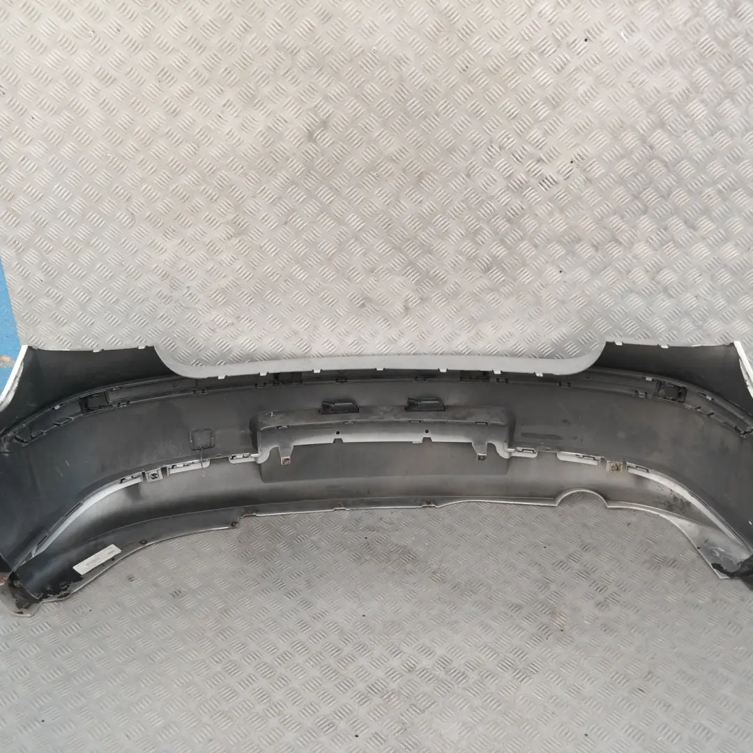 Verkleidung Stossfänger lackiert hinten PDC Titansilber 354 für BMW 1 er 2 E87 mit Teilenummer 32630 BMW 1 er 2 E87 Verkleidung Stossfänger lackiert hinten PDC Titansilber 354 - SKU 0032630-TS2 - Teilenummer 32630