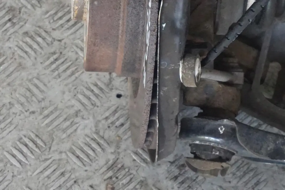 BMW E87 120d M47N2 Trasera Izquierda Suspension Pierna Eje Disco De Freno - SKU 6774809-14 - Número de pieza 6774809