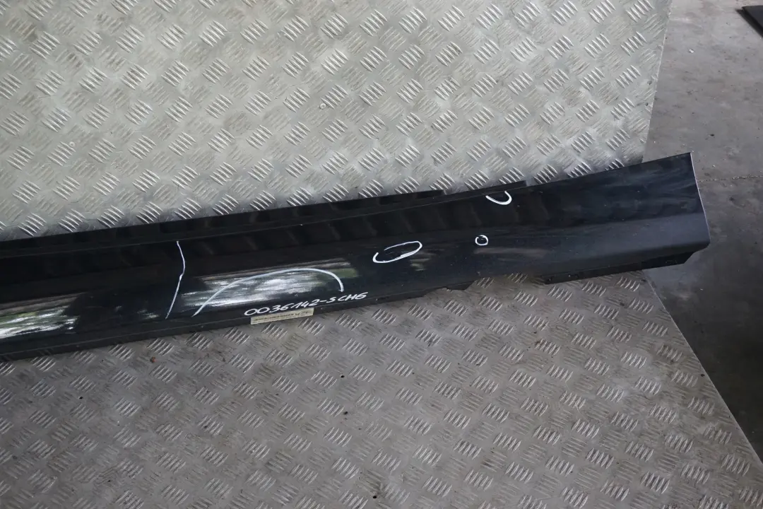 Nakładka próg prawy schwarz II 668 do BMW E81 E82 o numerze 0036142 BMW E81 E82 Nakładka próg prawy schwarz II 668 - SKU 0036142-SCH6 - Numer Części 0036142