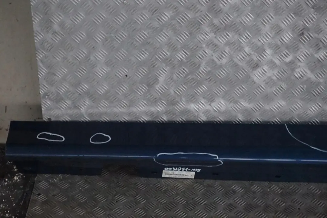Listello Portiera Apertura Gonna SX Blu Mistico Blu Metallico per BMW E90 E91 con numero di parte 0032951 BMW E90 E91 Listello Portiera Apertura Gonna SX Blu Mistico Blu Metallico - SKU 0032951-MYS - Numero di parte 0032951