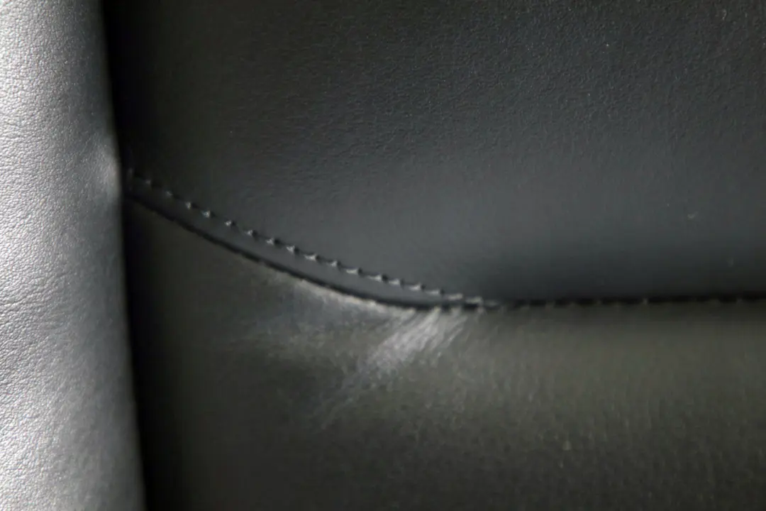 Posteriore Sedile Destra Schienale Fodera Pelle Pearl Nero per BMW E65 E66 E67 con numero di parte 7110184 BMW E65 E66 E67 Posteriore Sedile Destra Schienale Fodera Pelle Pearl Nero - SKU 7110184 - Numero di parte 7110184