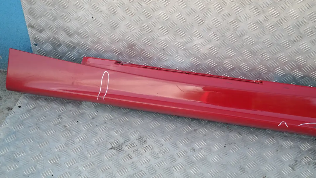 Sill Strip Faldón Lateral Izquierdo Rot Karmesinrot A61 para BMW E87 con número de pieza 51770032949 BMW E87 Sill Strip Faldón Lateral Izquierdo Rot Karmesinrot A61 - SKU 0032949-KAR1 - Número de pieza 51770032949