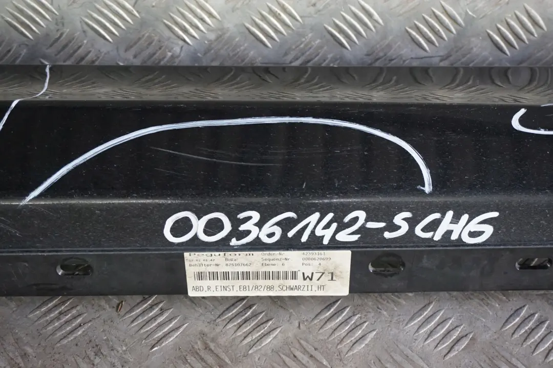 Bas de Porte Couverture Seuil Droite Noir 2 pour BMW E81 E82 E88 à propos du numéro de pièce 0036142 BMW E81 E82 E88 Bas de Porte Couverture Seuil Droite Noir 2 - SKU 0036142-SCH6 - Numéro de pièce 0036142