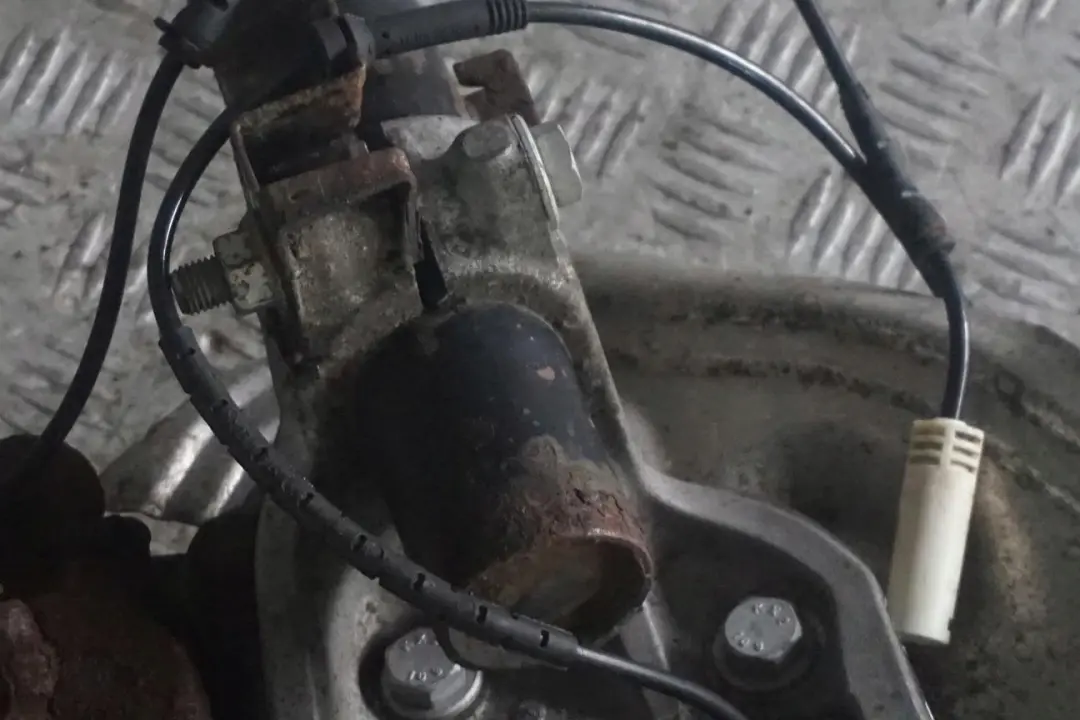 BMW E81 116d N47 Delantero Izquierdo Muelle Strut Freno Suspension Pata Buje - SKU 6786021-7 - Número de pieza 6786021