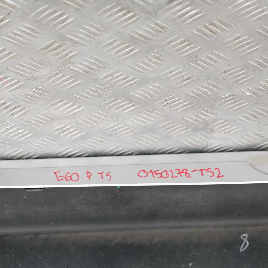 Gonna copertura laterale soglia porta destra Titansilber Argento 354 per BMW E60 E61 con numero di parte 0150278-TS1 BMW E60 E61 Gonna copertura laterale soglia porta destra Titansilber Argento 354 - SKU 0150278-TS2 - Numero di parte 0150278-TS1