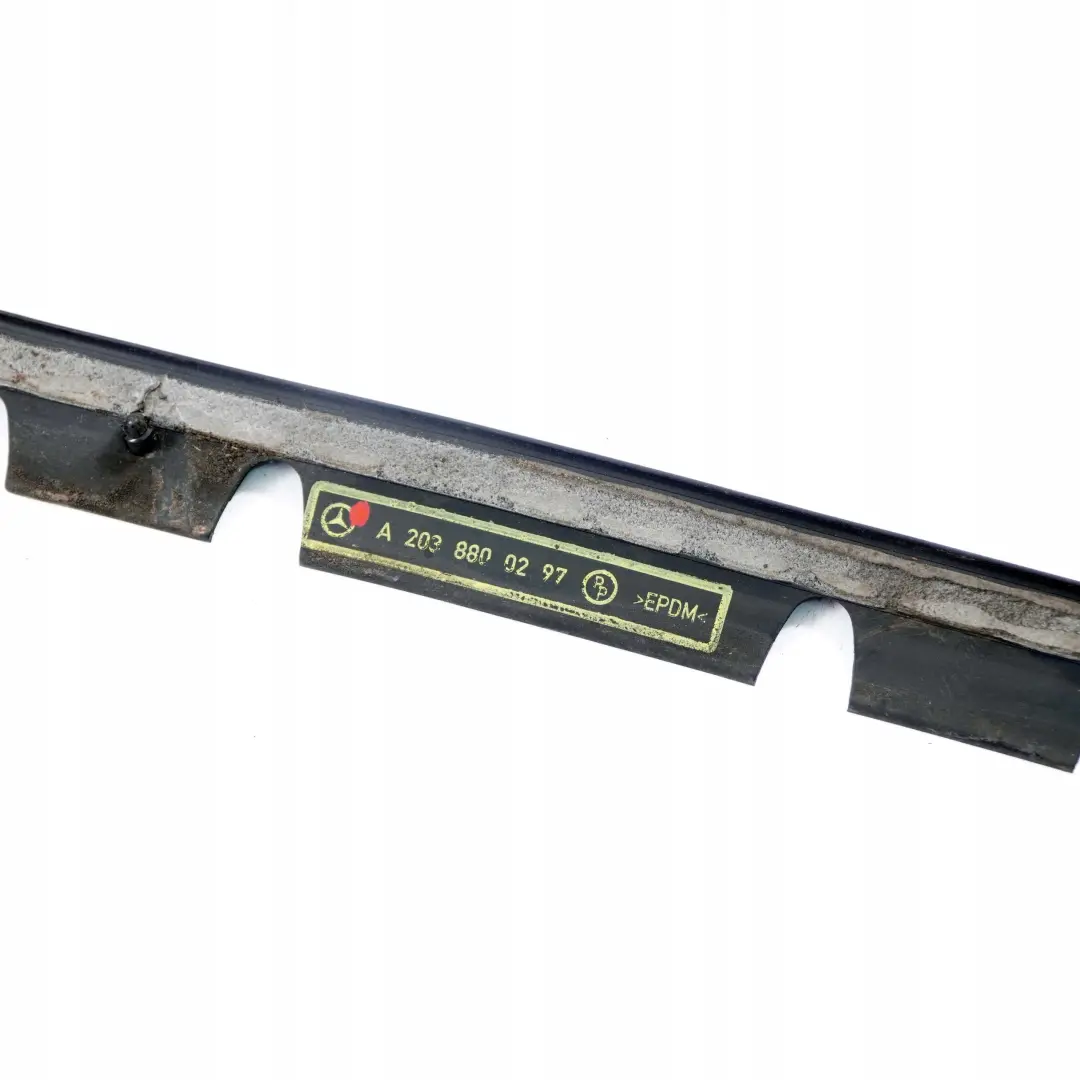 Uszczelka błotnika prawy przód do MERCEDES C W203 o numerze A2038800297 MERCEDES C W203 Uszczelka błotnika prawy przód - SKU A2038800297 - Numer Części A2038800297