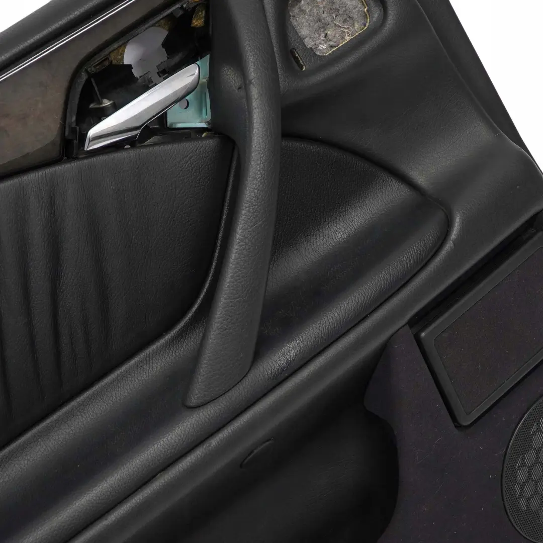 Mercedes-Benz E W210 Estate Rear Left Door Card Trim Panel Black Leather para con número de pieza A2107370371 Mercedes-Benz E W210 Estate Rear Left Door Card Trim Panel Black Leather - SKU A2107370371 - Número de pieza A2107370371