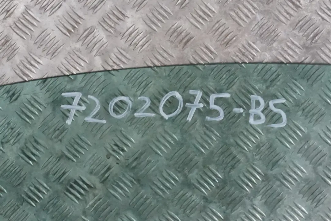 Drzwi lewe przednie black saphire do BMW E63 E64 o numerze 7202075 BMW E63 E64 Drzwi lewe przednie black saphire - SKU 7202075-BS - Numer Części 7202075