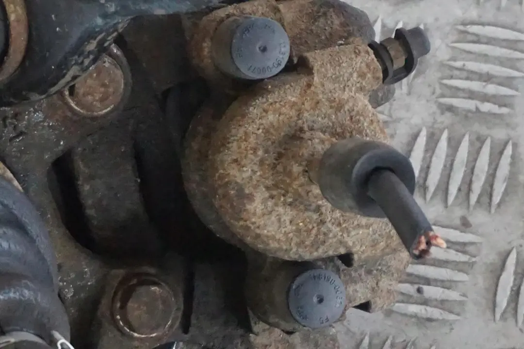 N47 Trasero Izquierdo Suspension Pierna Eje Freno Disco para BMW E88 Cabrio 120d con número de pieza 6774809 BMW E88 Cabrio 120d N47 Trasero Izquierdo Suspension Pierna Eje Freno Disco - SKU 6774809-4 - Número de pieza 6774809