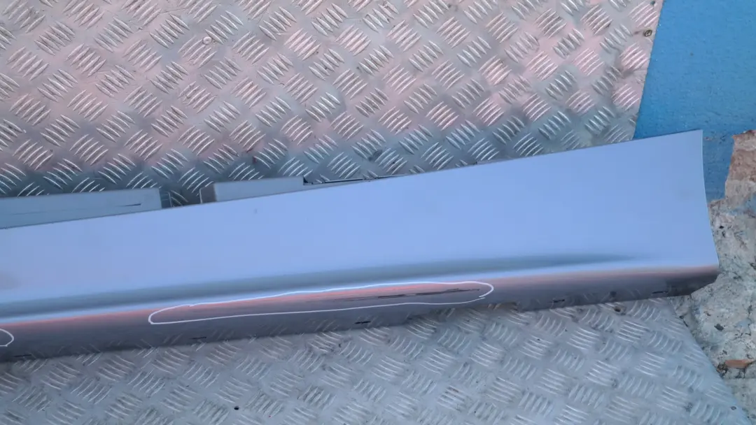 Listwa Progowa Boczna Lewa Błyszczący Metaliczny Grafit do BMW E87 o numerze 51770032949 BMW E87 Listwa Progowa Boczna Lewa Błyszczący Metaliczny Grafit - SKU 0032949-SG4 - Numer Części 51770032949