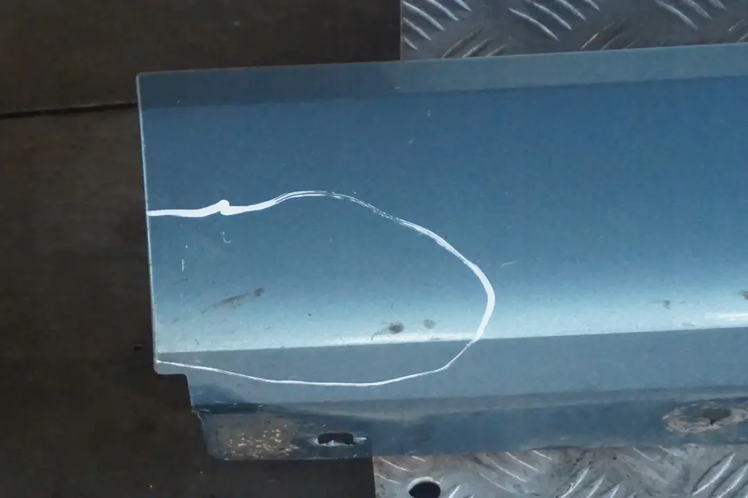 Sill Strip Side Skirt Left Atlantikblau Atlantic Blue para BMW E92 E93 con número de pieza 0034059 BMW E92 E93 Sill Strip Side Skirt Left Atlantikblau Atlantic Blue - SKU 0034059-ATL - Número de pieza 0034059