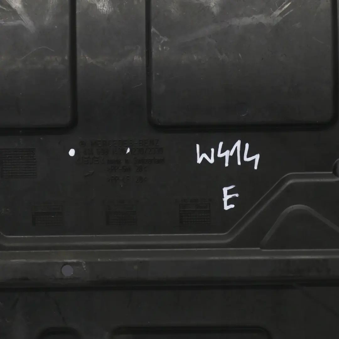 Mercedes-Benz W414 Sottoscocca Copriruota di Scorta per con numero di parte A4146981430 Mercedes-Benz W414 Sottoscocca Copriruota di Scorta - SKU A4146981430 - Numero di parte A4146981430