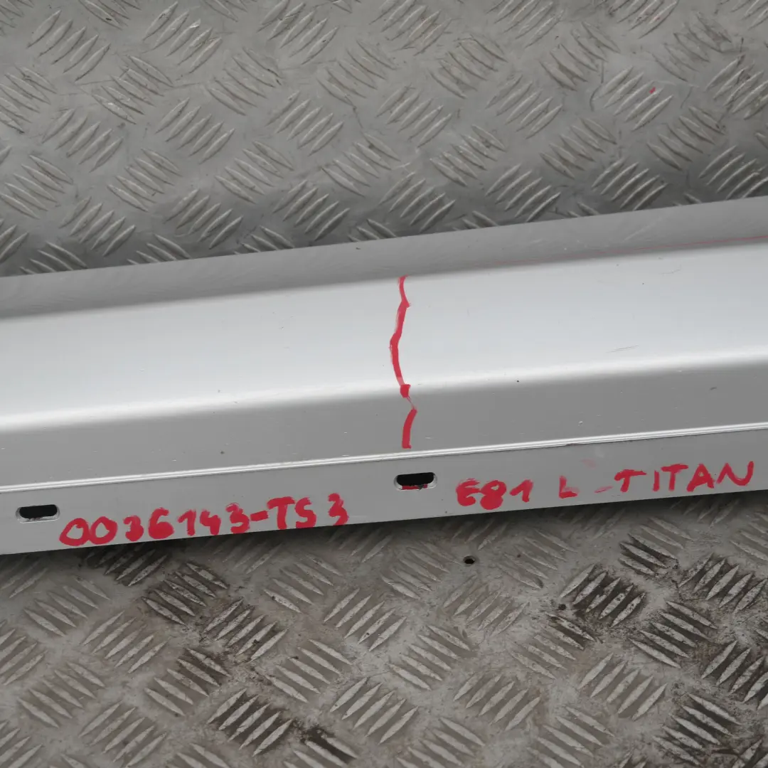 Sill Strip Faldon Lateral Izquierdo Titansilber Titan Silver para BMW E81 E82 E88 con número de pieza 36143 BMW E81 E82 E88 Sill Strip Faldon Lateral Izquierdo Titansilber Titan Silver - SKU 0036143-TS3 - Número de pieza 36143