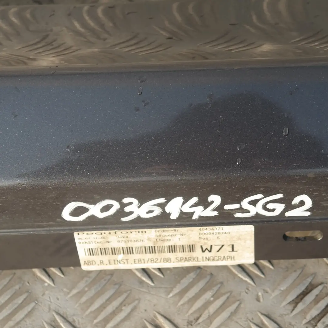 Listello Portiera Apertura Gonna Dx Frizzante per BMW E81 E82 E88 con numero di parte 51770036142 BMW E81 E82 E88 Listello Portiera Apertura Gonna Dx Frizzante - SKU 0036142-SG2 - Numero di parte 51770036142