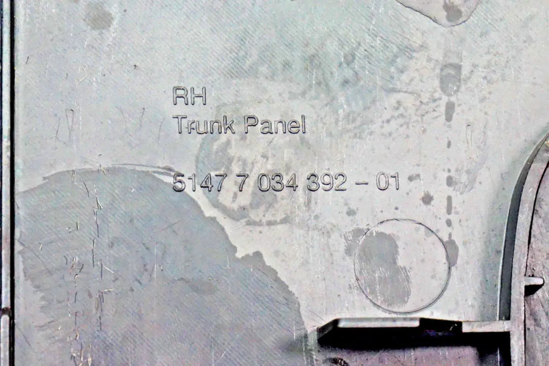 Obudowa boczek bagażnika prawy gruen do BMW E53 X5 o numerze 7034400 BMW E53 X5 Obudowa boczek bagażnika prawy gruen - SKU 7034400 - Numer Części 7034400