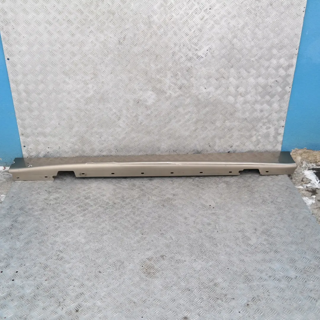 Listello Portiera Apertura Gonna SX Sonora Metallico per BMW E87 con numero di parte 51770032949 BMW E87 Listello Portiera Apertura Gonna SX Sonora Metallico - SKU 0032949-SON - Numero di parte 51770032949