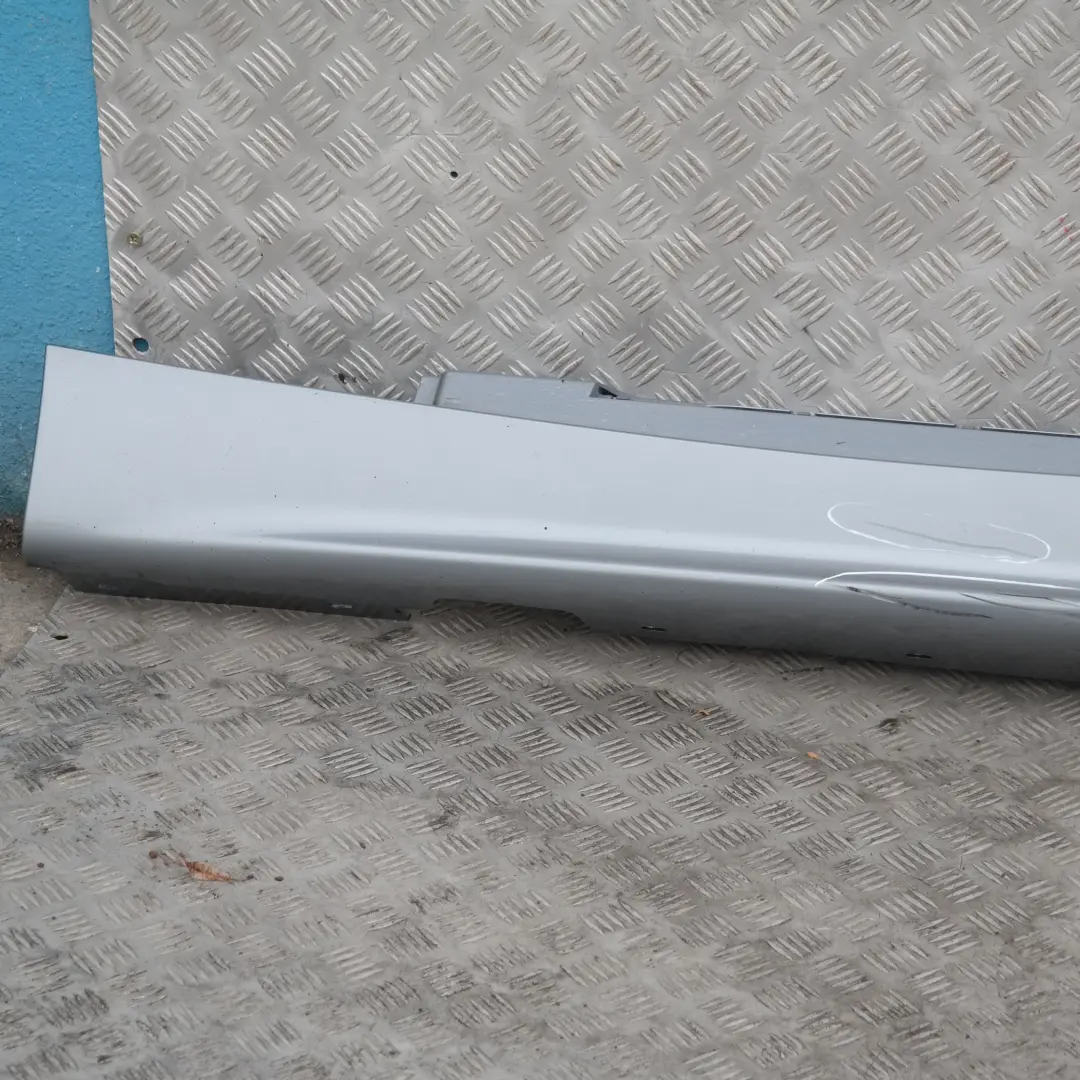 Listello portiera Apertura Gonna sx Quarzo-blu Blu Metallizzato per BMW er E87 con numero di parte 51770032949 BMW er E87 Listello portiera Apertura Gonna sx Quarzo-blu Blu Metallizzato - SKU 0032949-QB2 - Numero di parte 51770032949