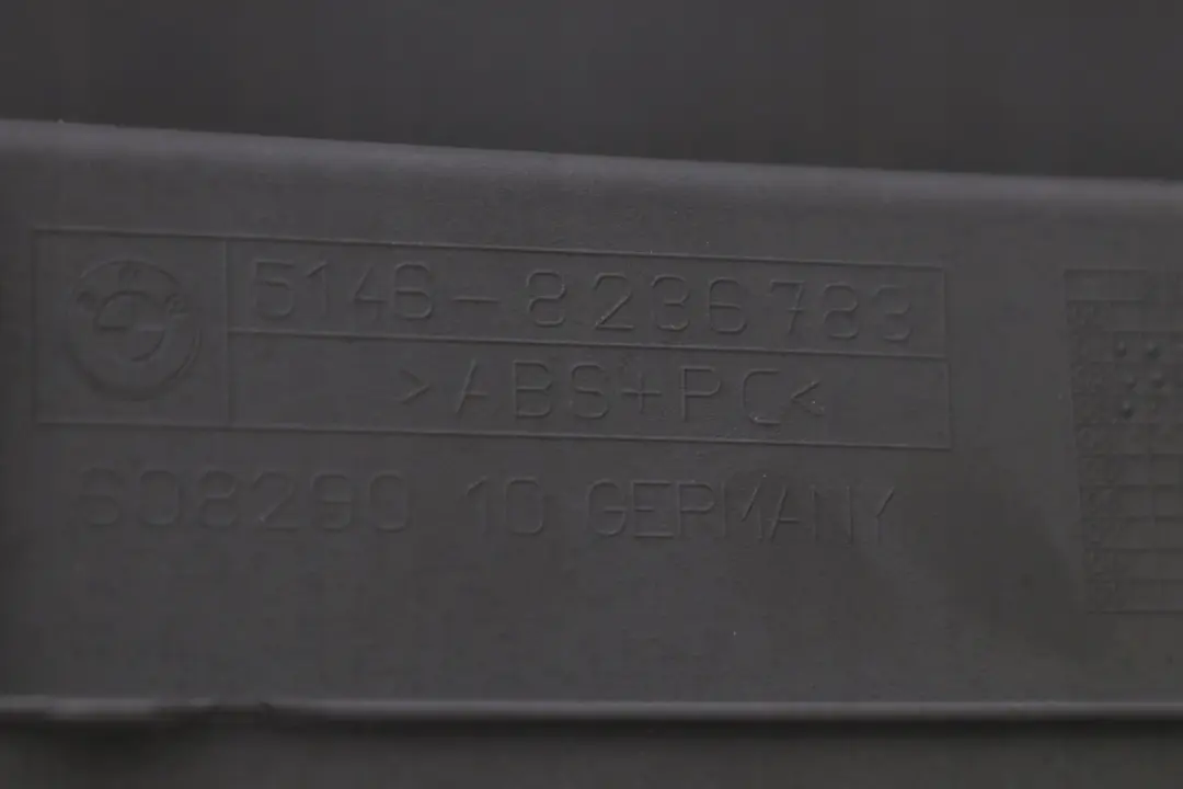 Reihe E65 E66 Entlüftungsgitter Ablegeboden FLANELLGRAU 8236783 für BMW 7 mit Teilenummer 7032059 BMW 7 Reihe E65 E66 Entlüftungsgitter Ablegeboden FLANELLGRAU 8236783 - SKU 8236783-FG - Teilenummer 7032059