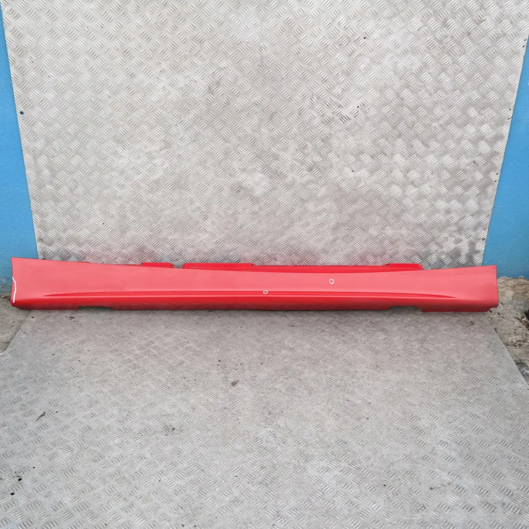 Listello Portiera Apertura Gonna Destra Rosso Giappone Rot per BMW E87 con numero di parte 51770032948 BMW E87 Listello Portiera Apertura Gonna Destra Rosso Giappone Rot - SKU 0032948-JR - Numero di parte 51770032948