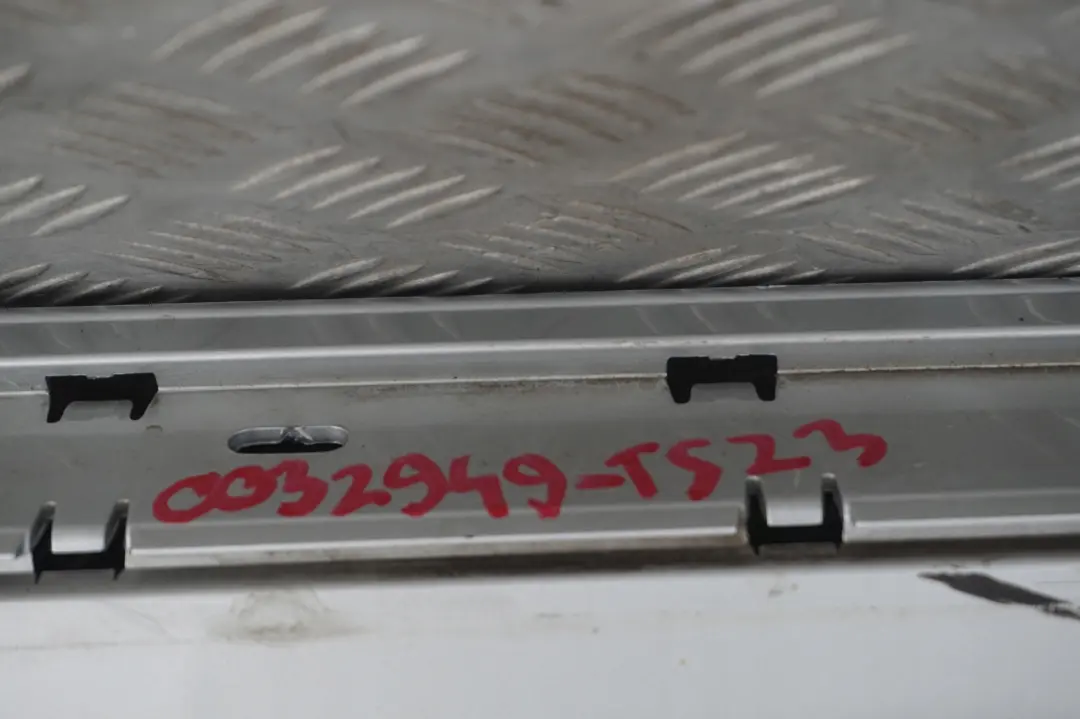 Nakładka próg lewy titansilber 354 do BMW E87 o numerze 0032949 BMW E87 Nakładka próg lewy titansilber 354 - SKU 0032949-TS23 - Numer Części 0032949
