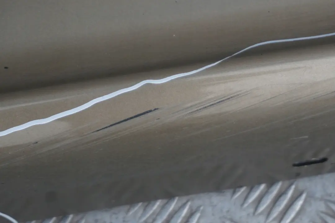 Sill Strip Faldon Lateral Izquierdo Sonora Metallic - A23 para BMW E87 con número de pieza 51770032949 BMW E87 Sill Strip Faldon Lateral Izquierdo Sonora Metallic - A23 - SKU 0032949-SON4 - Número de pieza 51770032949