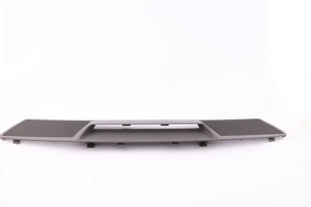 Sfiato Aria Fondo Scomparto Grigio Flanella 8236783 per BMW E65 E66 con numero di parte 7032059 BMW E65 E66 Sfiato Aria Fondo Scomparto Grigio Flanella 8236783 - SKU 8236783-FG - Numero di parte 7032059