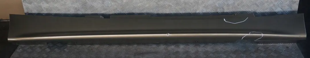 Listello Portiera Apertura Gonna Destra Sonora Metallizzato A23 per BMW E87 con numero di parte 0032948 BMW E87 Listello Portiera Apertura Gonna Destra Sonora Metallizzato A23 - SKU 0032948-SON5 - Numero di parte 0032948