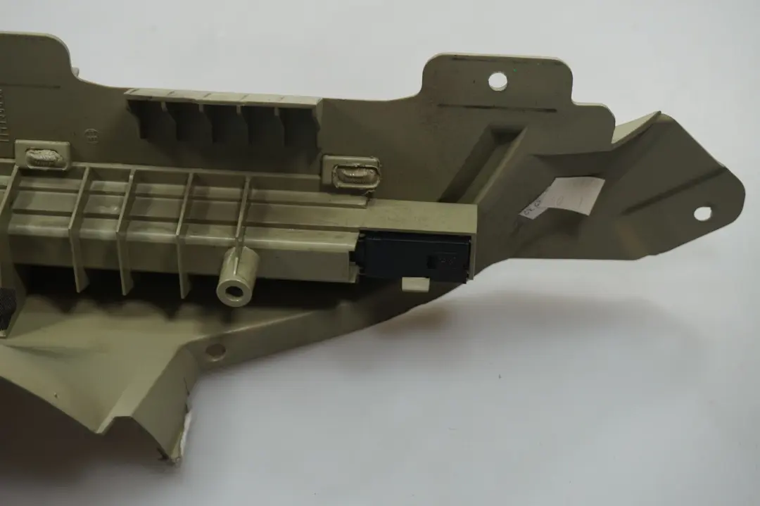 Kratka osłona bagażnika prawa zielona do BMW E53 X5 o numerze 7027134 BMW E53 X5 Kratka osłona bagażnika prawa zielona - SKU 7025956 - Numer Części 7027134