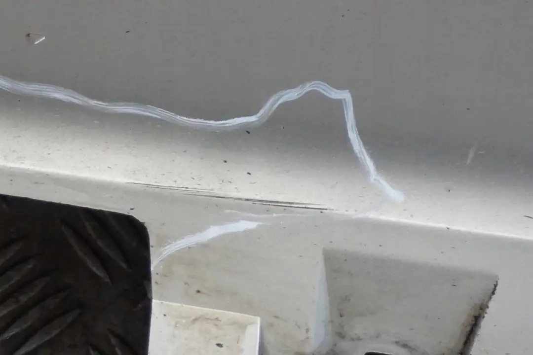 Copertura Gonna SX Mineralsilber Argento Metallizzato A14 per BMW 6 E63 E64 con numero di parte 0304947 BMW 6 E63 E64 Copertura Gonna SX Mineralsilber Argento Metallizzato A14 - SKU 0304947-MS - Numero di parte 0304947