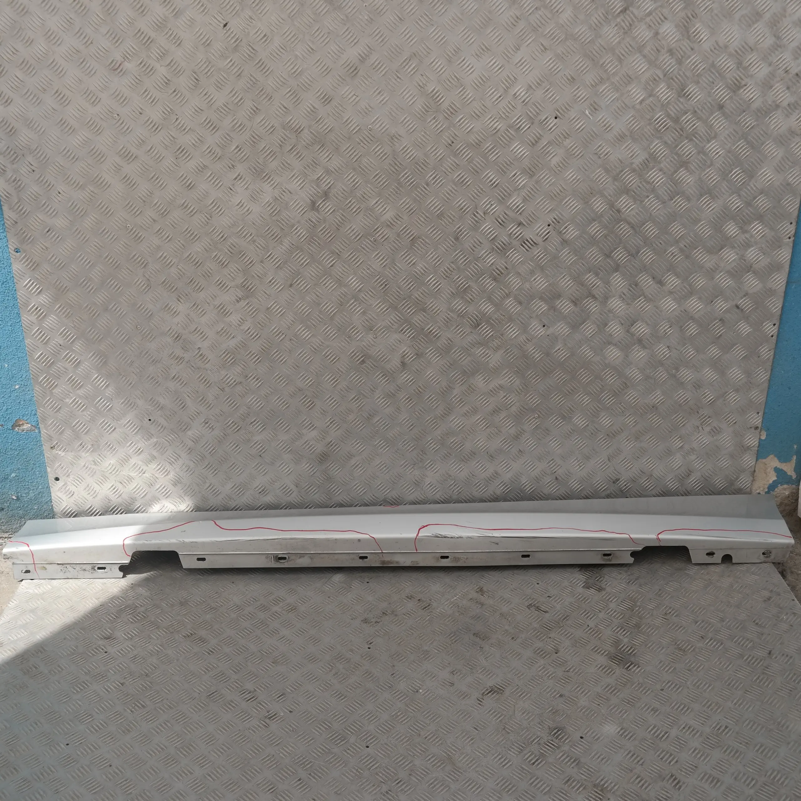 BMW 13 E87N LCI Faldon lateral izquierdo Titansilber Plata 354