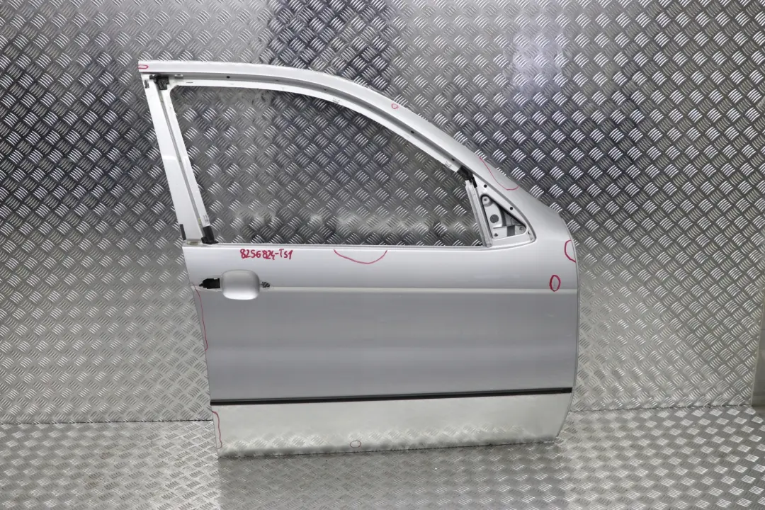 Porta Anteriore Destra Argento-Titanio Titan Argento Metallic - per BMW X5 E53 con numero di parte 8256824 BMW X5 E53 Porta Anteriore Destra Argento-Titanio Titan Argento Metallic - - SKU 8256824-TS1 - Numero di parte 8256824