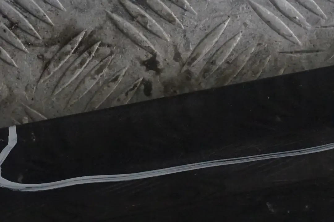 Sill Strip Faldón Lateral Izquierdo Zafiro Negro - 475 para BMW E90 E91 M Sport con número de pieza 0033441 BMW E90 E91 M Sport Sill Strip Faldón Lateral Izquierdo Zafiro Negro - 475 - SKU 0033441-BS2 - Número de pieza 0033441