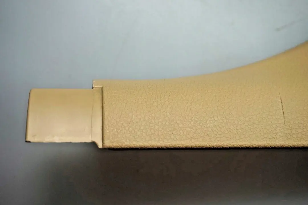 Osłona słupka dolna prawa beż do BMW E60 E61 o numerze 7027090 BMW E60 E61 Osłona słupka dolna prawa beż - SKU 7069438 - Numer Części 7027090