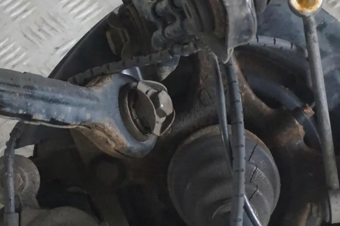 N43 129PS Abtriebswelle Schwenklager Bremssattel Hinten Rechts für BMW 1 E87 118i mit Teilenummer 6774810 BMW 1 E87 118i N43 129PS Abtriebswelle Schwenklager Bremssattel Hinten Rechts - SKU 6774810-26 - Teilenummer 6774810