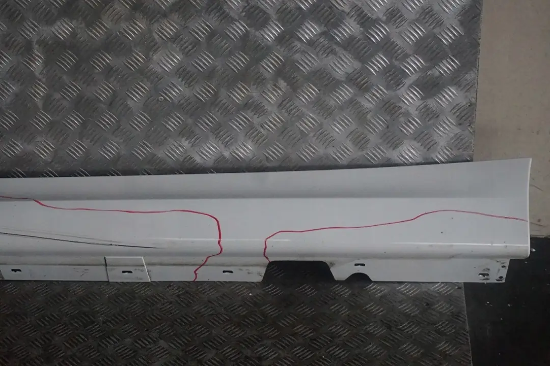 Listello Portiera Apertura Gonna SX Bianco Alpino Bianco per BMW E90 E91 M Sport con numero di parte 0033441 BMW E90 E91 M Sport Listello Portiera Apertura Gonna SX Bianco Alpino Bianco - SKU 0033441-AW - Numero di parte 0033441