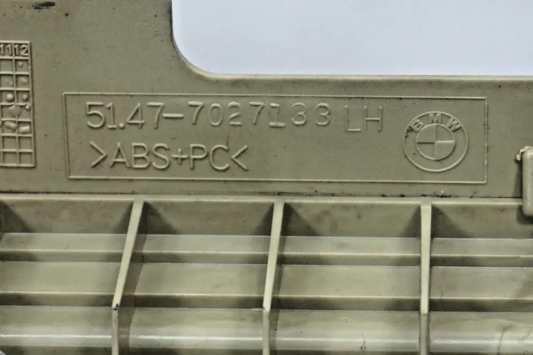 Kratka osłona bagażnika lewa zielona do BMW E53 X5 o numerze 7027133 BMW E53 X5 Kratka osłona bagażnika lewa zielona - SKU 7027141 - Numer Części 7027133