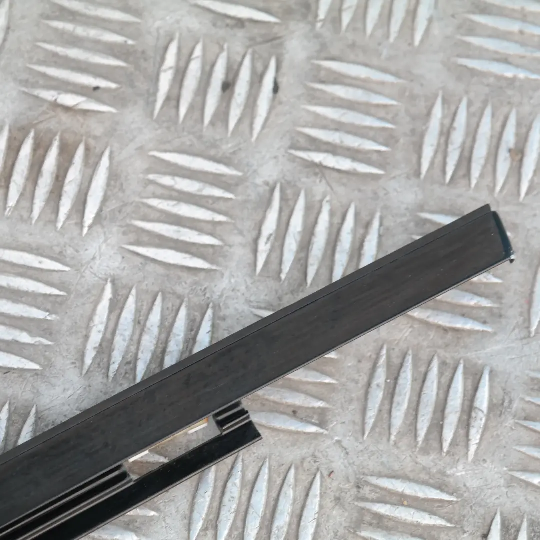 Delantero Izquierdo Puerta Marco Cubierta Glanzschwarz Alto Brillo para BMW X5 E53 con número de pieza 8257683 BMW X5 E53 Delantero Izquierdo Puerta Marco Cubierta Glanzschwarz Alto Brillo - SKU 8257683 - Número de pieza 8257683