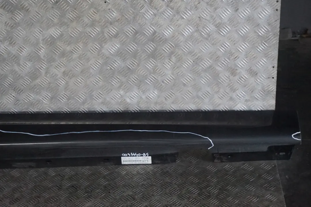 Sill Strip Faldon Lateral Derecho Negro Zafiro 475 para BMW E90 E91 M Sport con número de pieza 0033440 BMW E90 E91 M Sport Sill Strip Faldon Lateral Derecho Negro Zafiro 475 - SKU 0033440-BS - Número de pieza 0033440