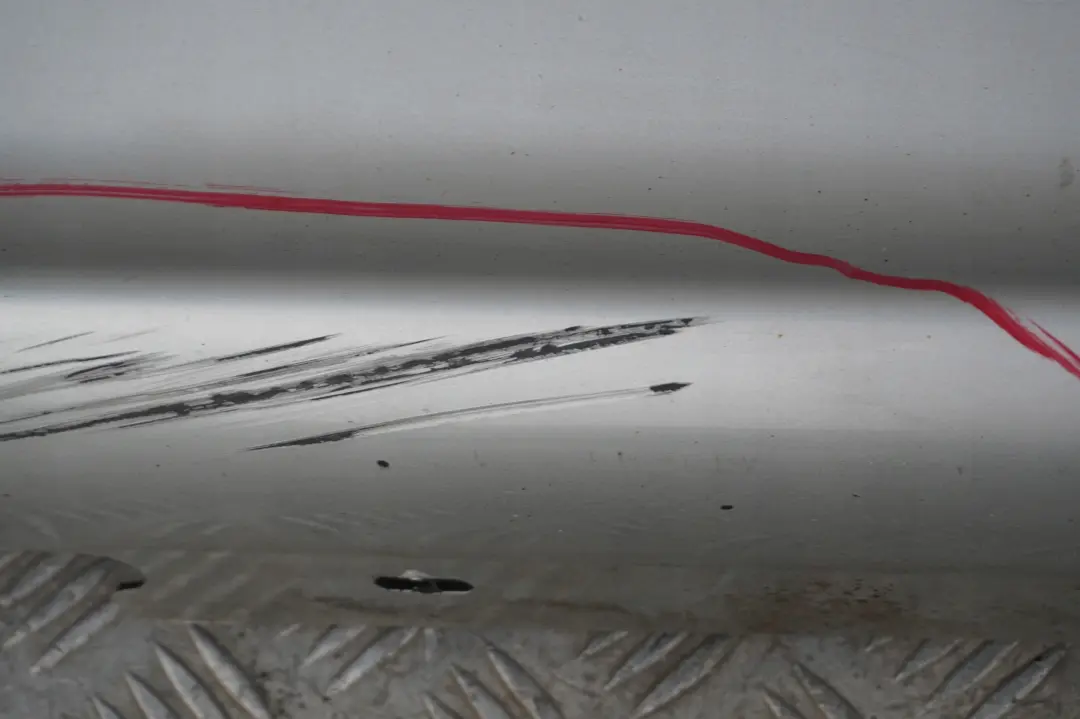 Sill Strip Faldon Lateral Derecho Titansilber Plata Metalizado para BMW 20 E87 con número de pieza 0032948 BMW 20 E87 Sill Strip Faldon Lateral Derecho Titansilber Plata Metalizado - SKU 0032948-TS20 - Número de pieza 0032948