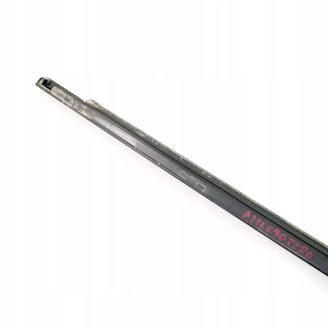 Mercedes-Benz Clase E S210 Rear Right Door Window Edge Ornamental Trim para con número de pieza A2106902280 Mercedes-Benz Clase E S210 Rear Right Door Window Edge Ornamental Trim - SKU A2106902280 - Número de pieza A2106902280