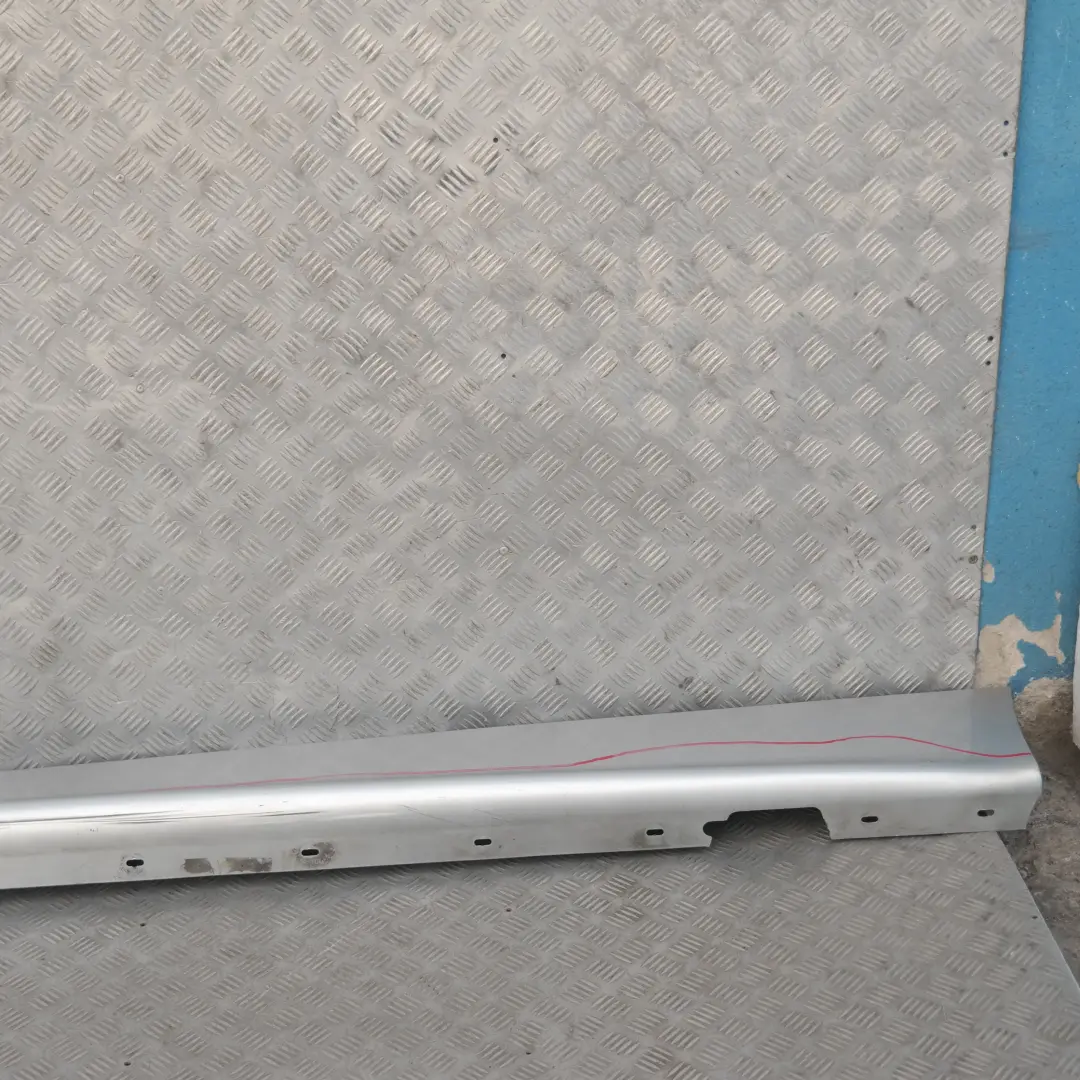 Sill strip side skirt left Titansilber Metallic Silver 354 para BMW E87 con número de pieza 32949 BMW E87 Sill strip side skirt left Titansilber Metallic Silver 354 - SKU 0032949-TS18 - Número de pieza 32949