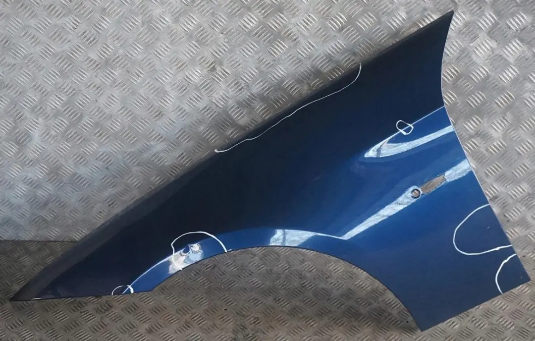 Błotnik lewy przód Mysticblau do BMW E90 E91 o numerze 7135679 BMW E90 E91 Błotnik lewy przód Mysticblau - SKU 7135679-MYS - Numer Części 7135679